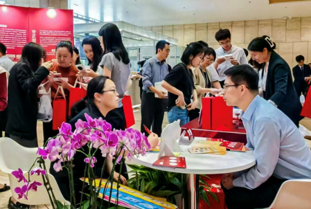华商基金走进社区商圈 播撒金融知识种子 守护百姓钱袋子丨北京公募基金高质量发展在行动